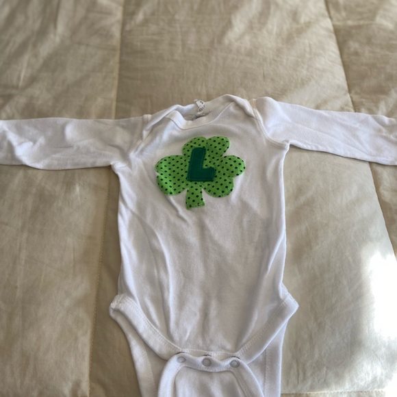 St. Patrick’s Day Shamrock ‘L’ Long-sleeved Onesie - Picture 6 of 6